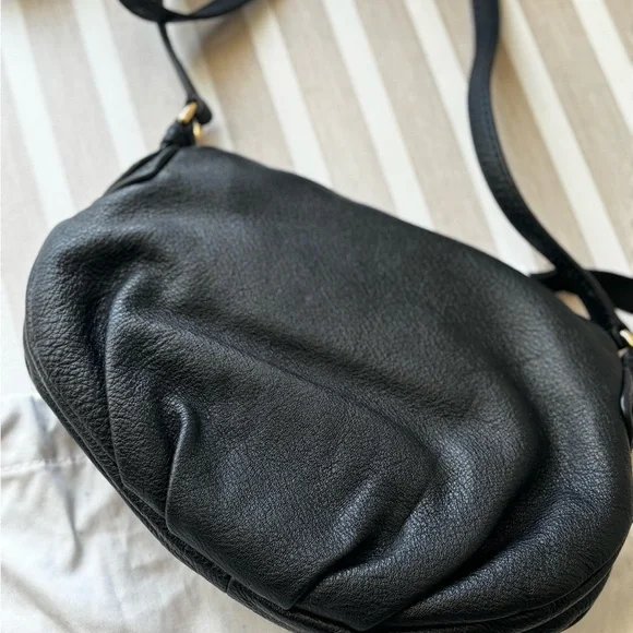 Marc Jacobs Black Pebbled Leather Crossbody with Gold Plaque - Picture 2 of 2